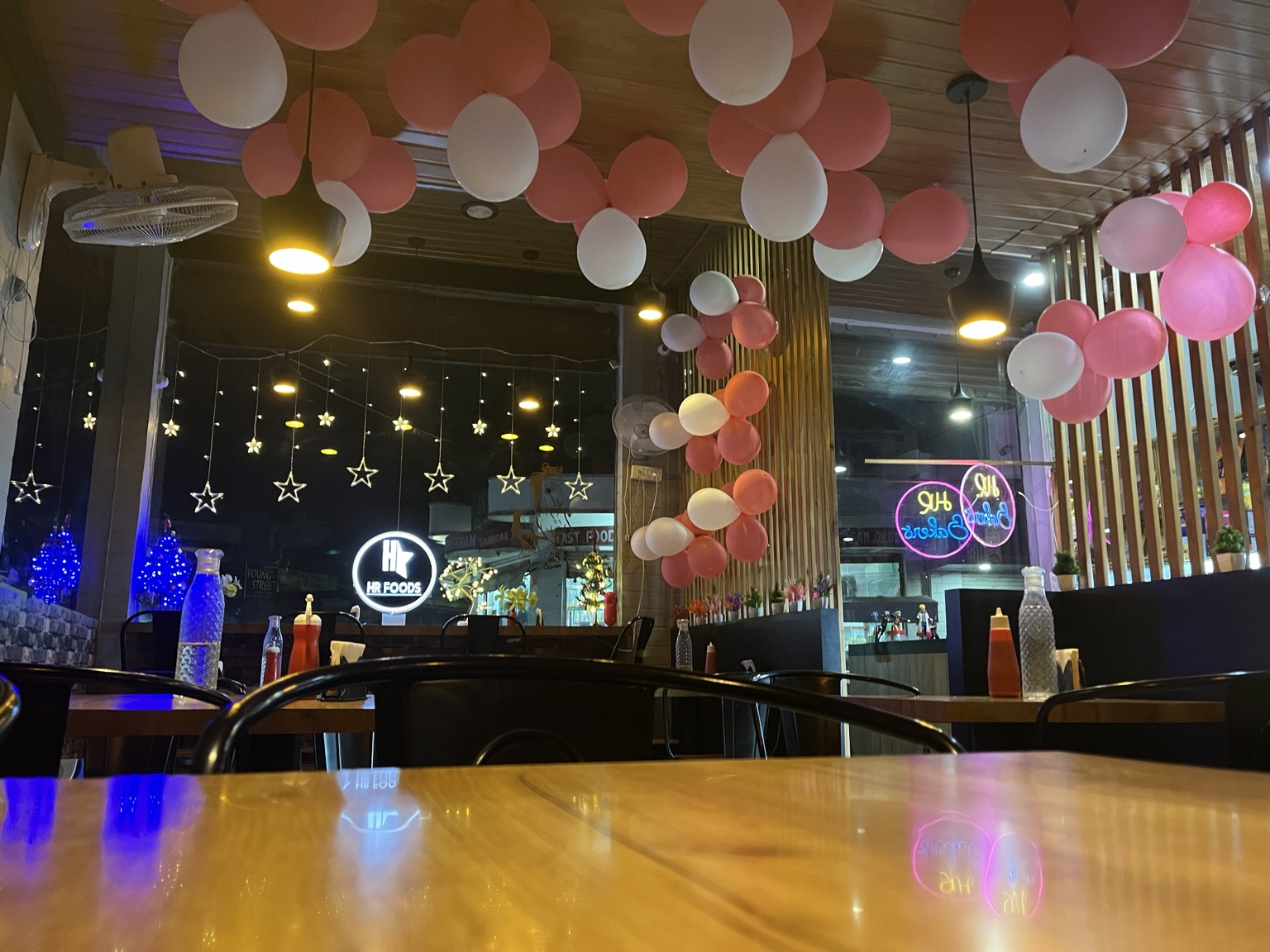 HR FOODS cafe interior